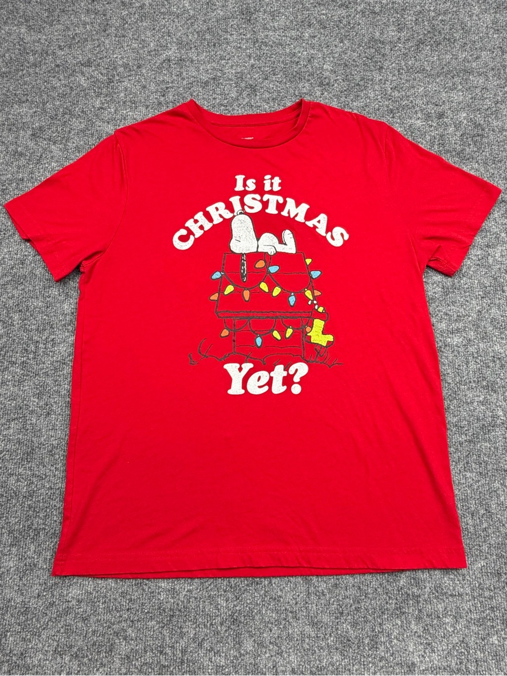 Peanuts Snoopy “Is It Christmas Yet?” Red Graphic T-Shirt Men’s Large L